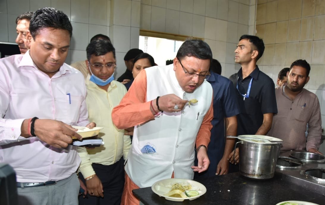 दून मेडिकल कॉलेज अस्पताल में मुख्यमंत्री धामी का छापा: मरीजों को दिया जाने वाला भोजन चखकर परखी गुणवत्ता, सफाई पर कही ये बड़ी बात