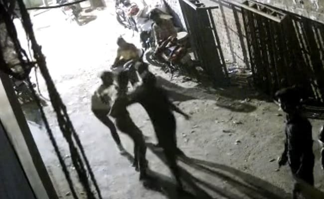 Murder in Delhi: तीन हमलावरों ने सरे राह युवक को चाकू से गोदकर मौत के घाट उतारा, दो समुदायों में तनाव